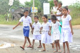 සේරුවාවිල පාසල් සිසුන් 100ක් සදහා පොත්, පාසල් උපකරණ ලබා දෙන්න