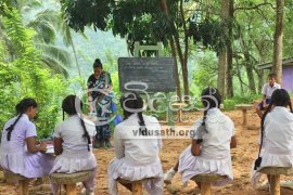 හිසට සෙවණක් නැතිව ක්රීඩා පිටියේ ඉගෙනුම ලබන මහබාගේ සිසු දරුවන්...